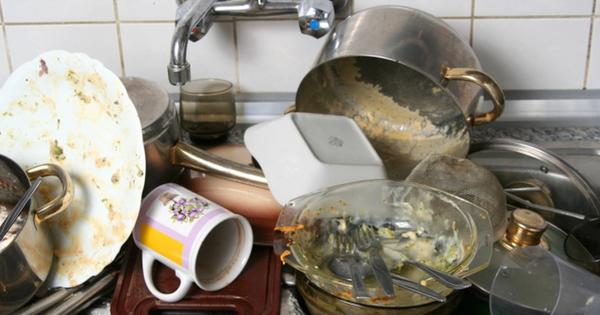 Vật dụng bếp không được lau rửa đúng cách thường xuyên có thể chứa đầy tế bào gây bệnh tật và ung thư.